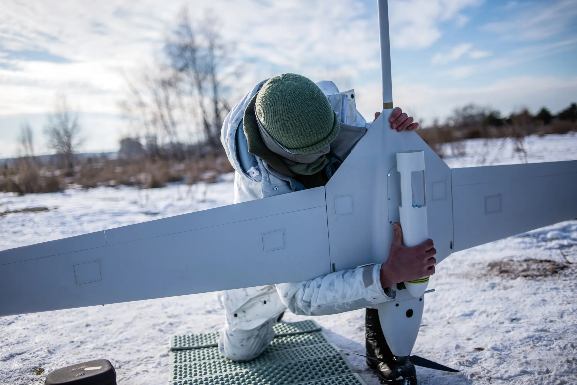 Інструктор готується до запуску безпілотника UA Dynamics Punisher під час випробувального польоту на околиці Києва.